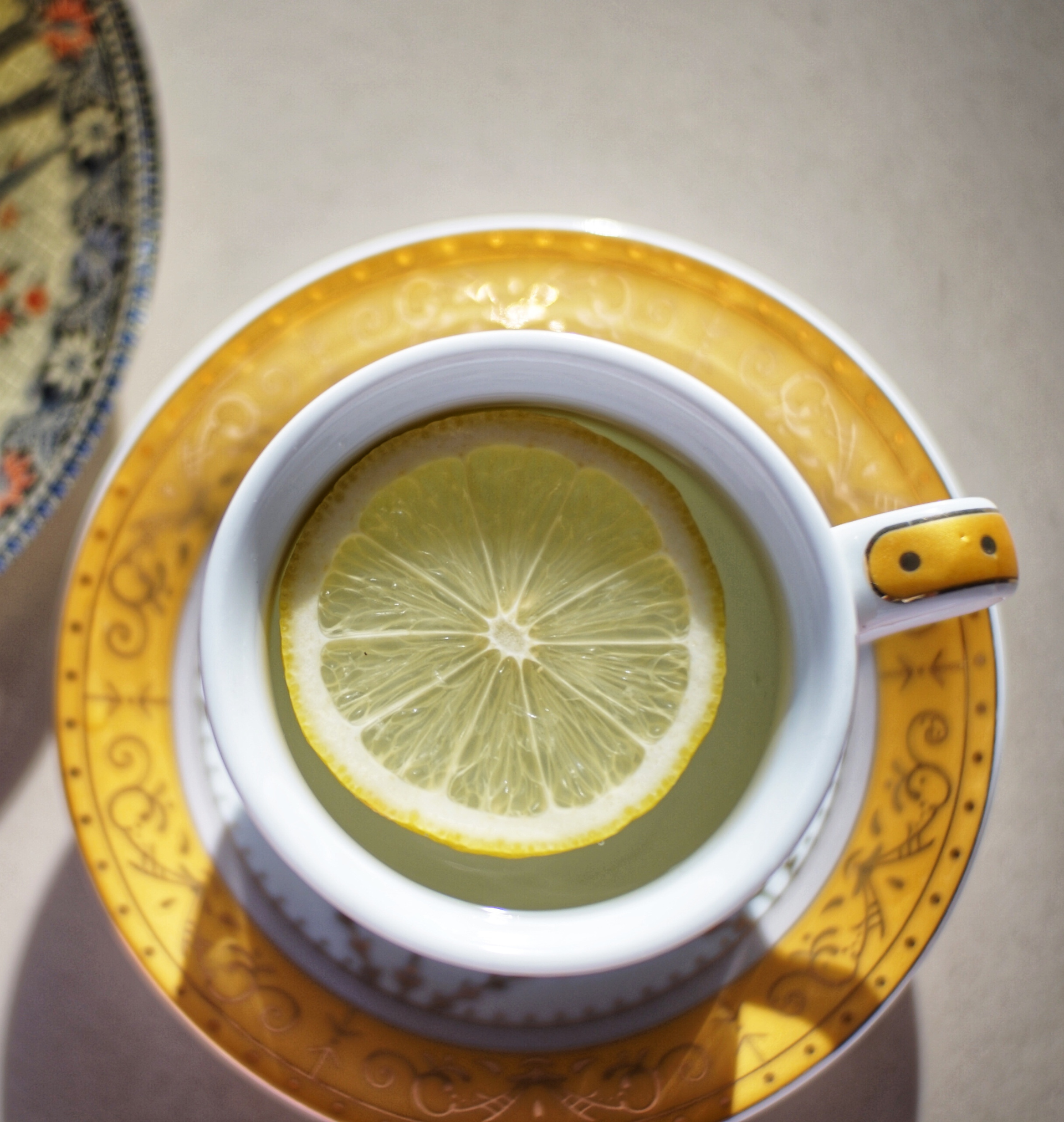 bere un bicchiere di acqua tiepida con succo di limone appena spremuto.