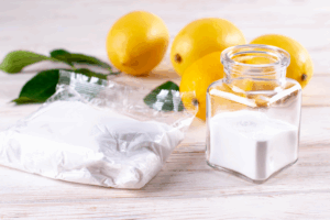 Depura il fegato: il limone stimola la produzione di bile, aiutando il fegato a “ripulirsi”.