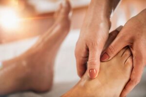Riflessologia plantare e sistema immunitario: come rinforzare le difese naturali contro i malanni stagionali